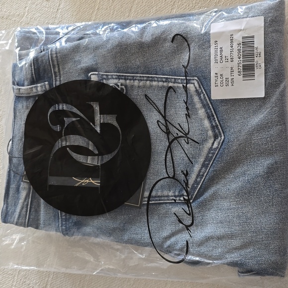 DG2 By Diane Gilman Ladies Floral Fray Hem Jeans - Picture 14 of 17